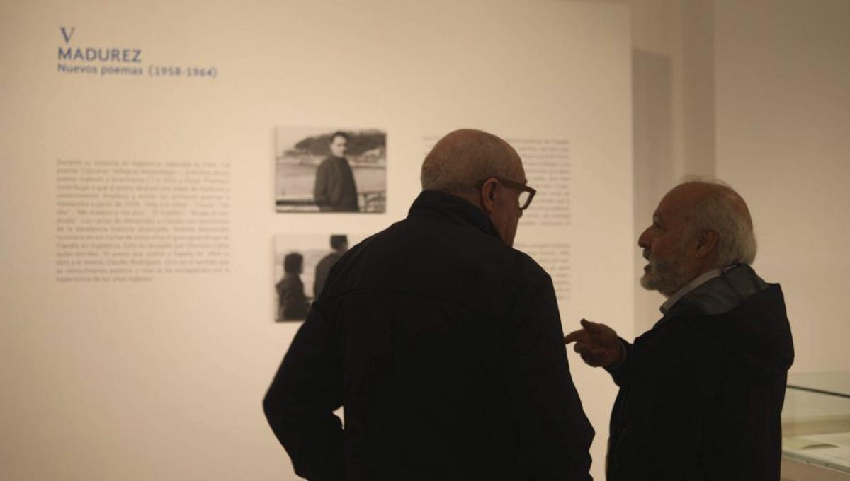 Varios visitantes a la muestra.