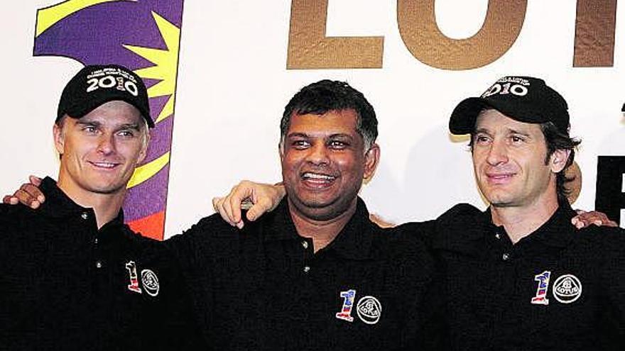 Kovalainen y Trulli posan con el director del equipo Lotus, Tony Fernandes, en el centro.