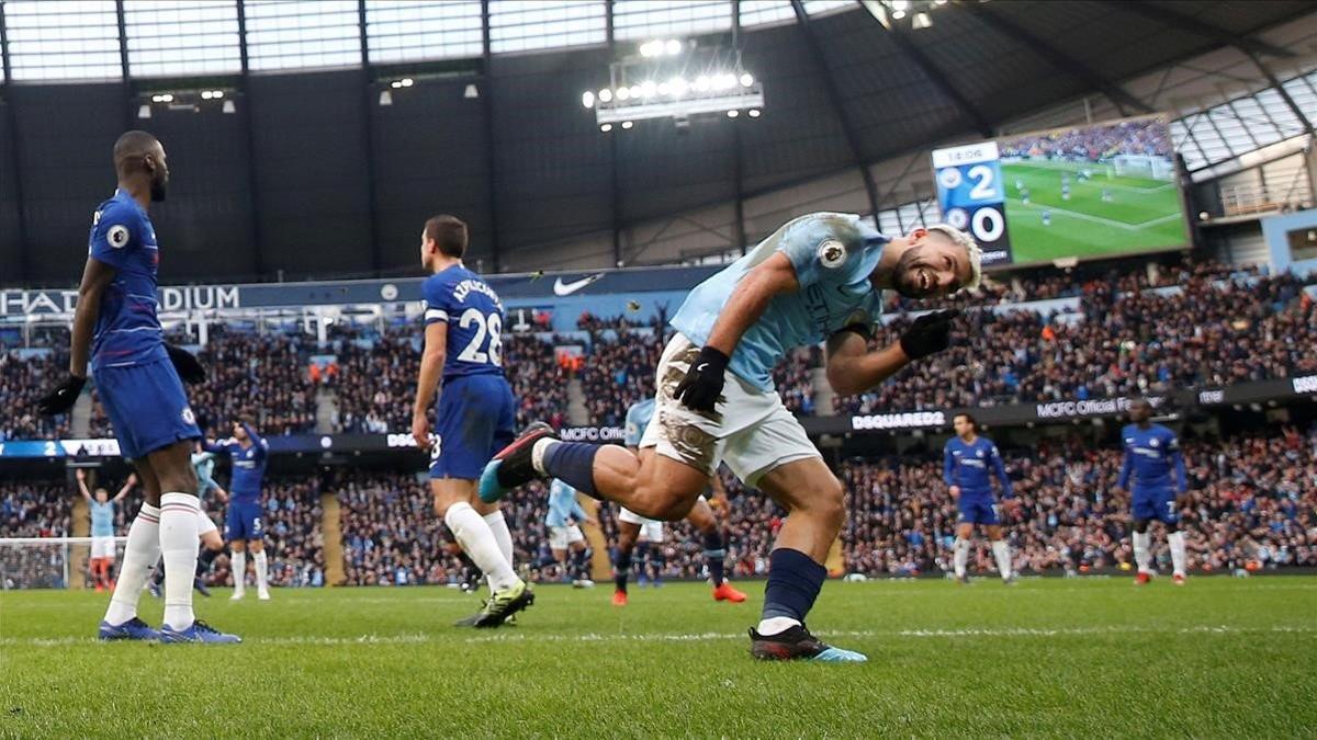 Kun Agüero celebra uno de sus goles al Chelsea en el Etihad Stadium del Manchester City.