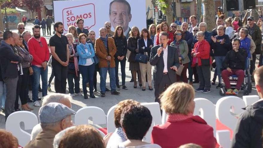 El alcalde y candidato socialista, ayer, arropado por simpatizantes en el mitin celebrado en Bouzas. // FdV