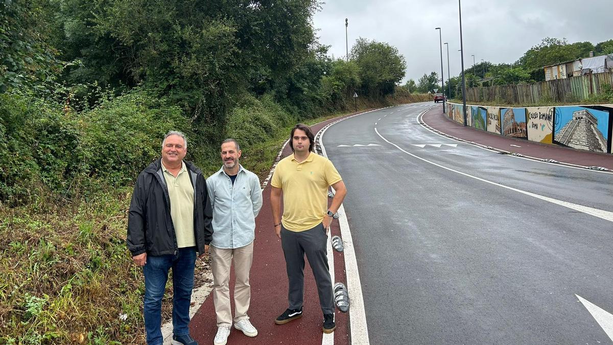 Por la izquierda, Alejandro Villa, Ángel García "Cepi" y David Orvíz, junto a la zona desbrozada recientemente en la carretera que une Pola de Siero y Ferrera.
