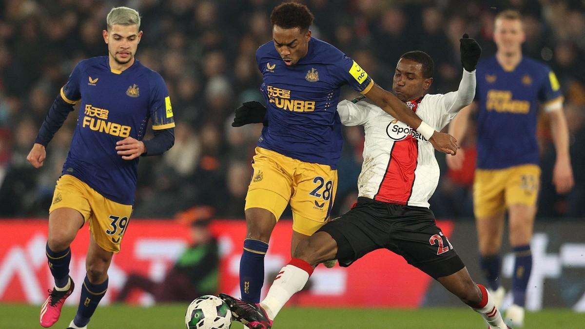 Joe Willock, del Newcastle, supera a Ibrahima Diallo, del Southampton