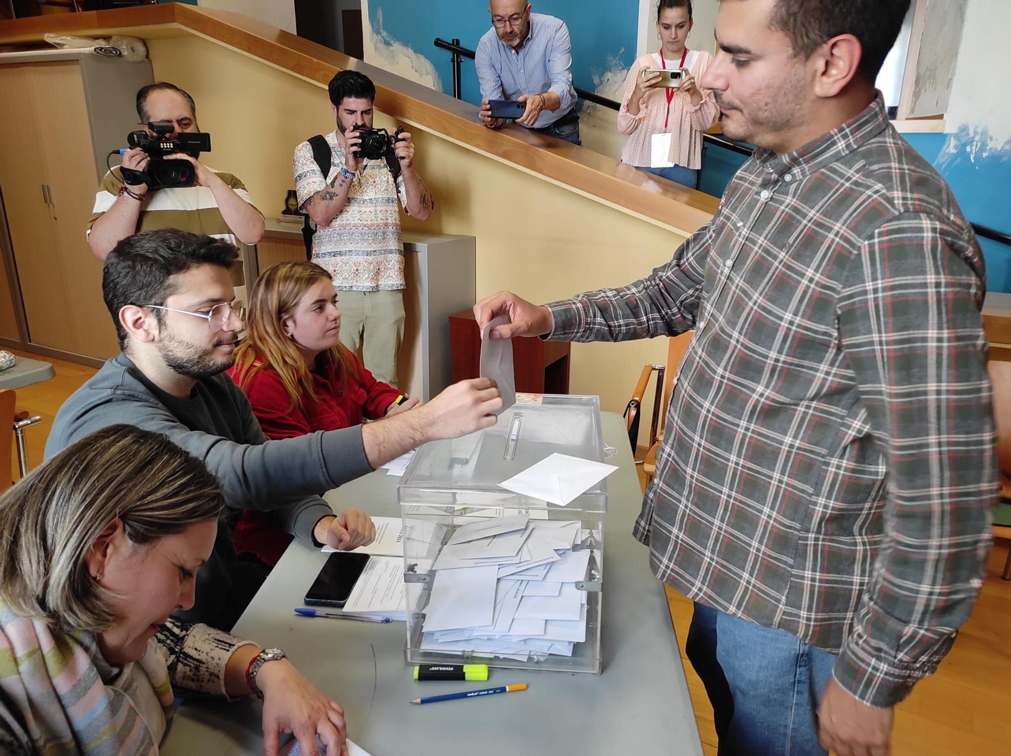 Antonio Zurera López, candidato de UPOA votando