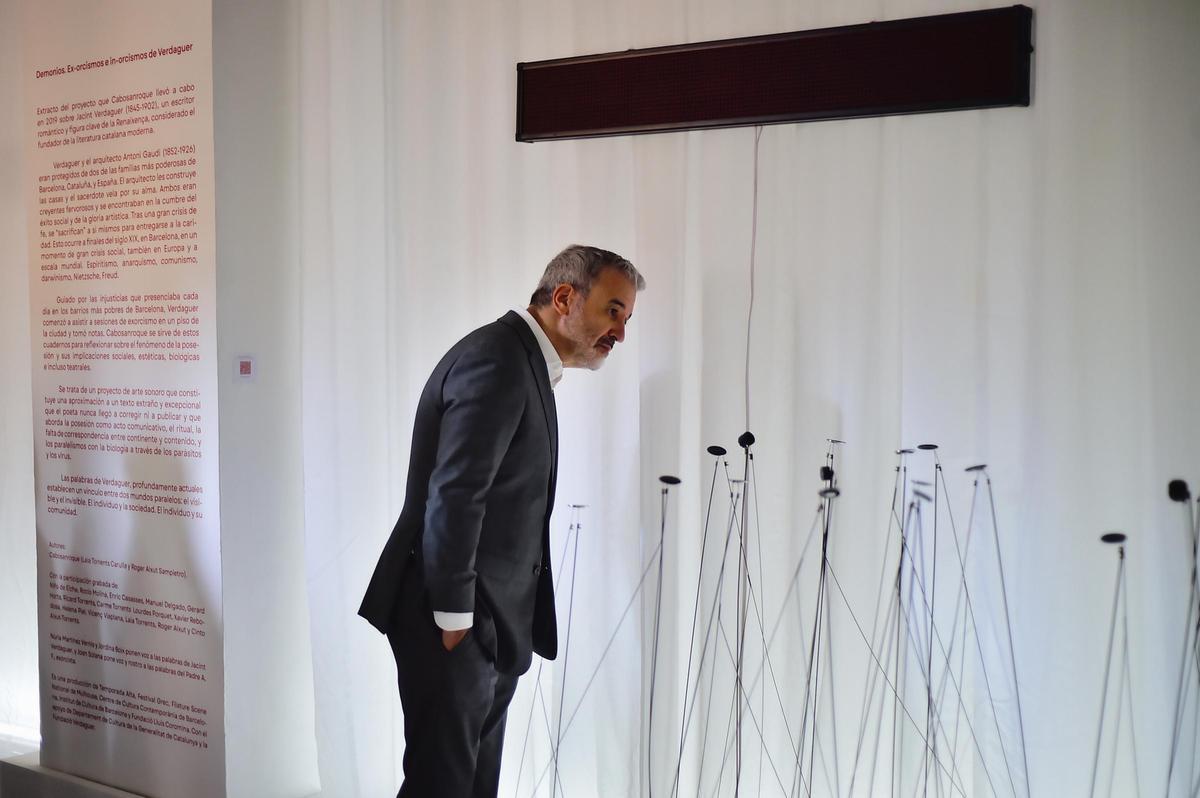 Collboni observa la instalación de Cabosanroque dedicada a Verdaguer