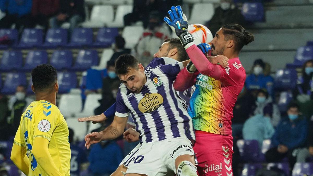 Álvaro Valles ataja un balón aéreo, la asignatura pendiente de la UD, en el partido copero de este año contra el Valladolid. | | P. REQUEJO