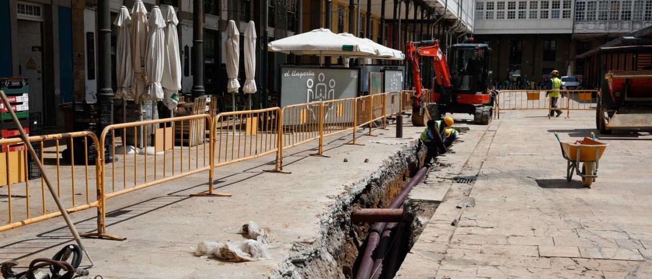 Los trabajos de la canalización subterránea de cable eléctrico en Hermanos Orbón, días atrás. | María Fuentes