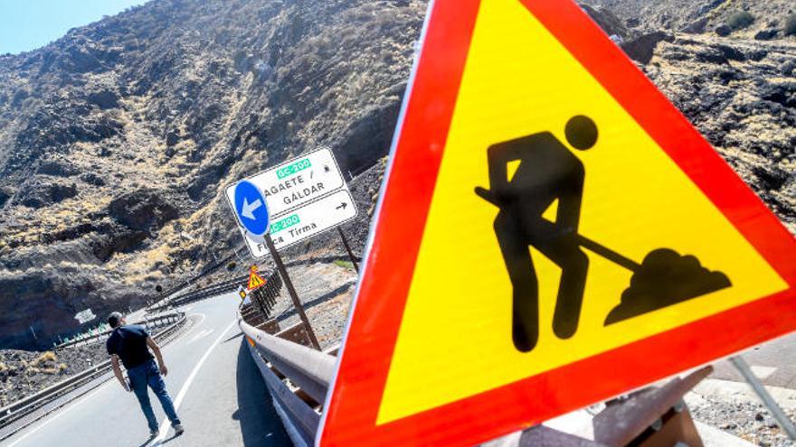 Cartel en Agaete que advierte de las obras de la carretera hacia La Aldea.