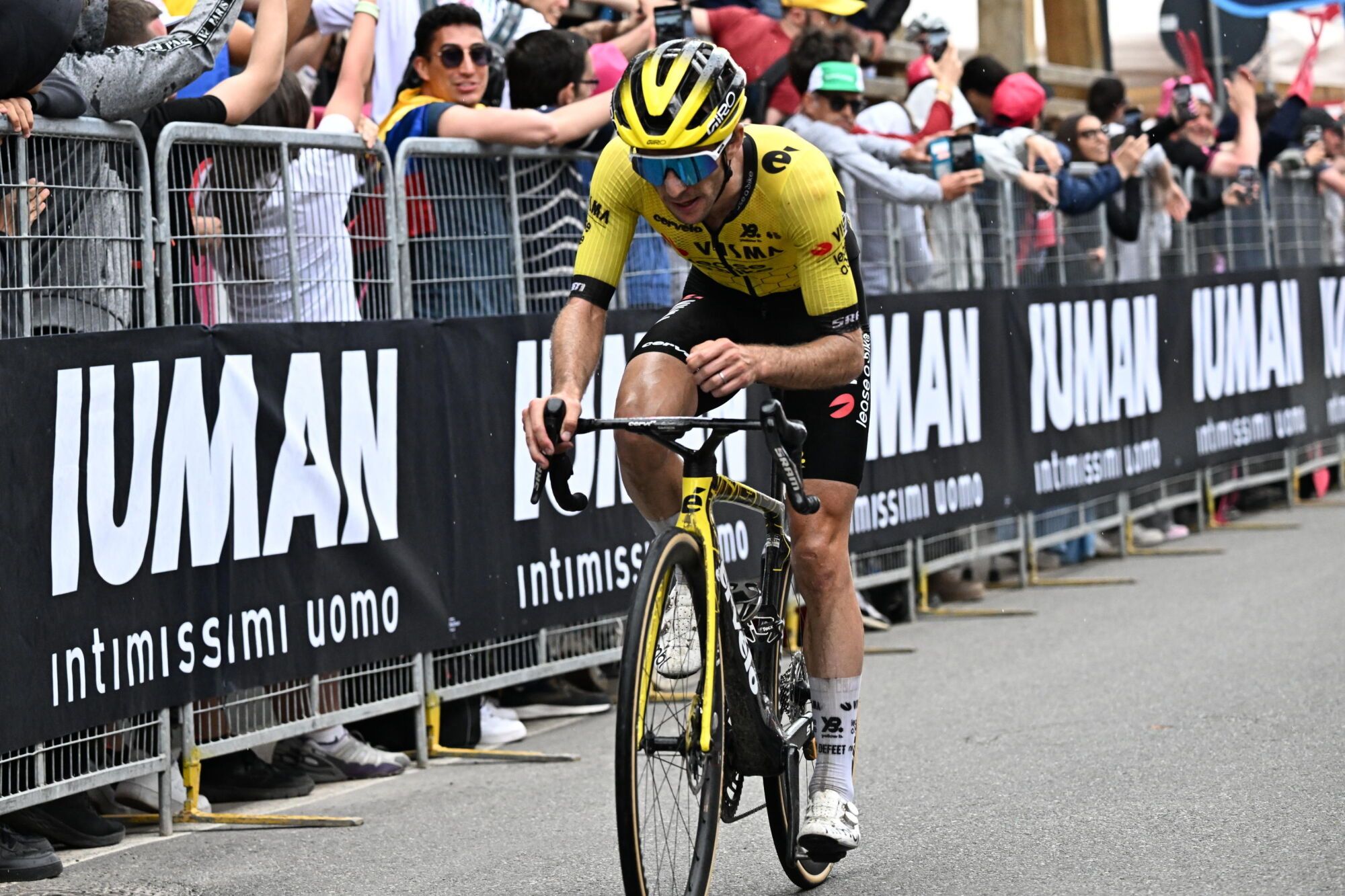Sestriere (Italy), 31/05/2025.- Britain rider Simon Yates of Team Visma | Lease a Bike reacts after crossing the finish line during the 20th stage of the Giro d'Italia cycling race over 205 km from Verres to Sestriere, 31 May 2025. (Ciclismo, Italia, Reino Unido) EFE/EPA/LUCA ZENNARO