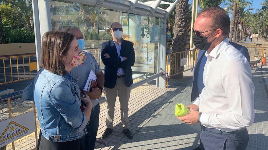 Obras en una parada de autobús de Elche.