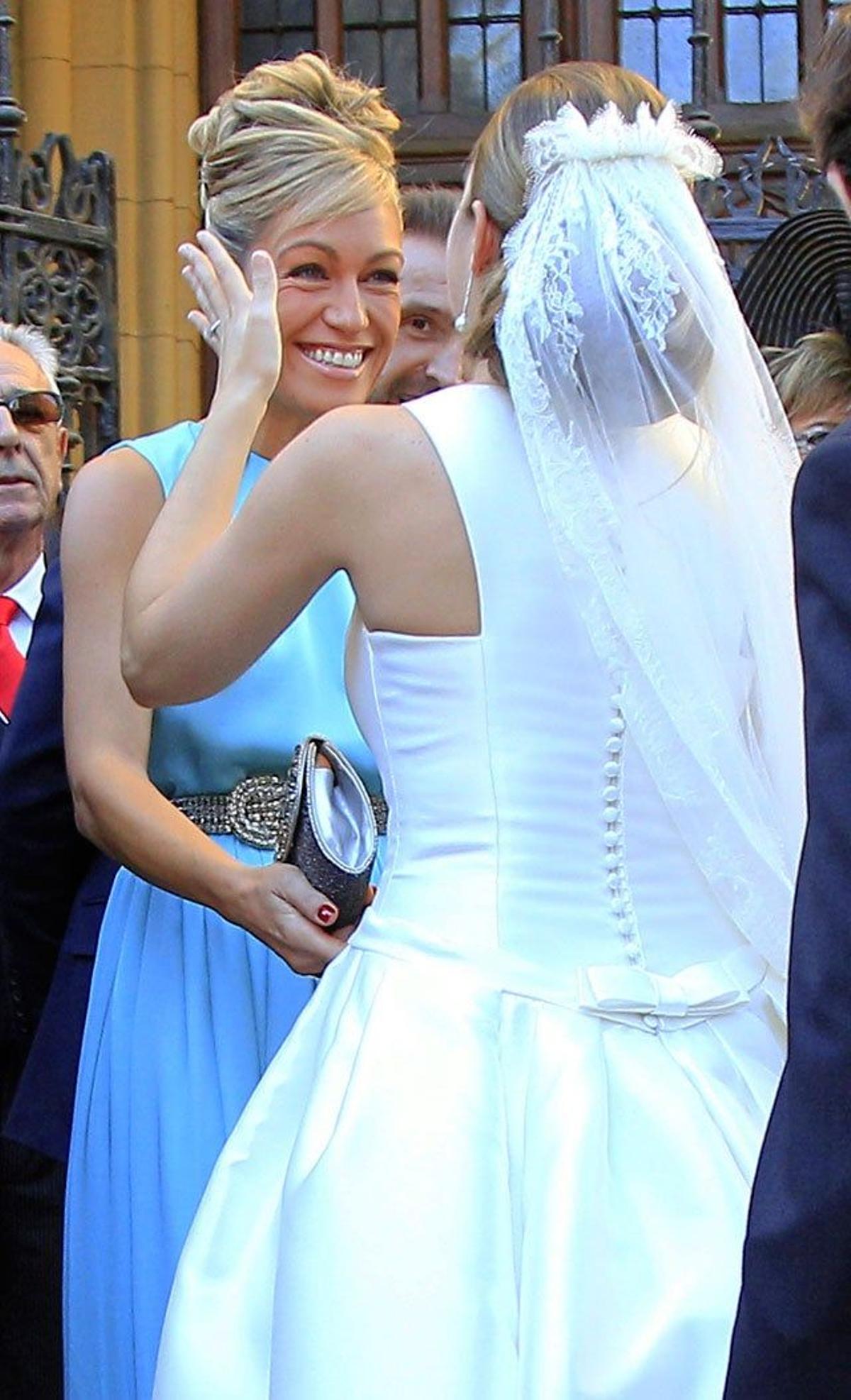 Leire Martínez saluda a su amiga Luján Argüelles con quien se fundió en un emotivo abrazo.