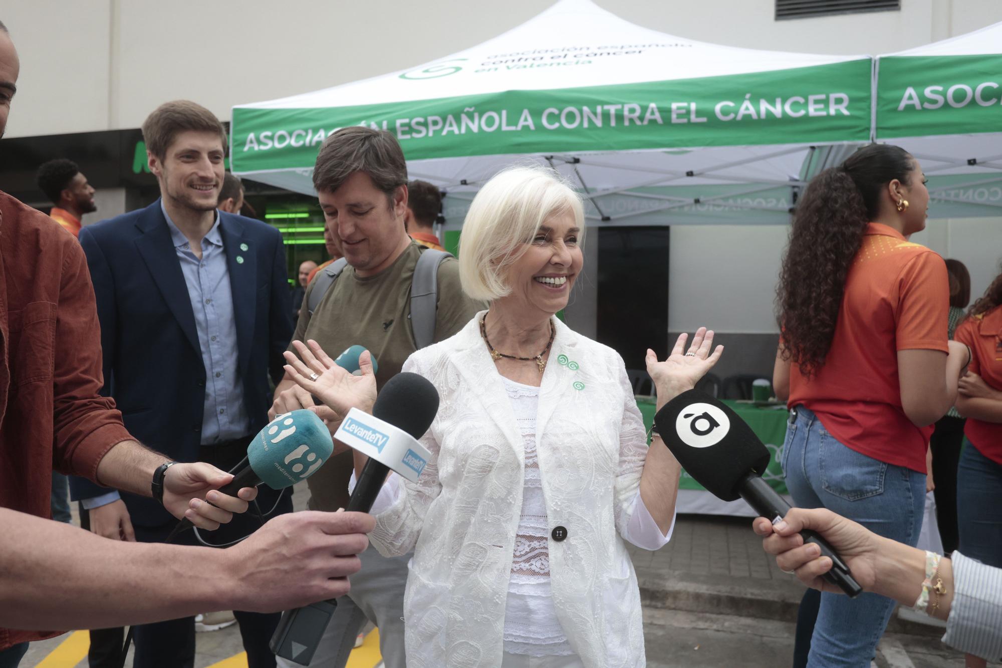 Mesa de cuestación contra el cáncer con Valencia Basket, Juan Roig y Hortensia Herrero