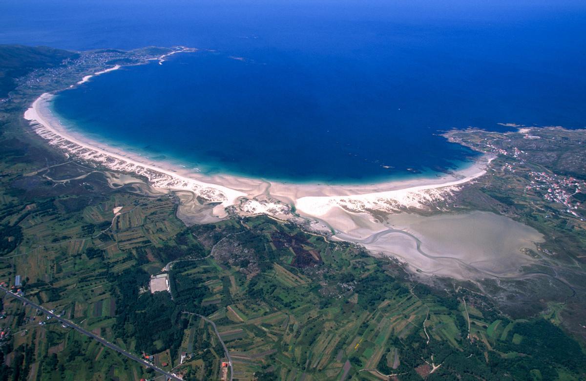 Con sus 7 kilómetros, es la playa más larga de Galicia