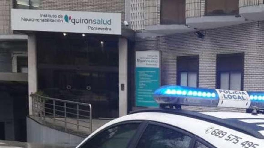 Un vehículo de la Policía Local en el sanatorio de la Merced. // FdV