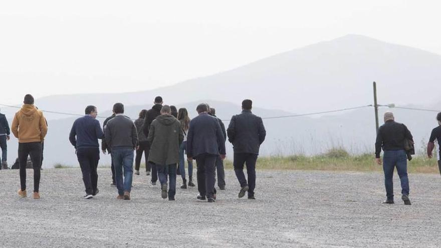 Amigos y compañeros del trabajador fallecido, de camino al cementerio.