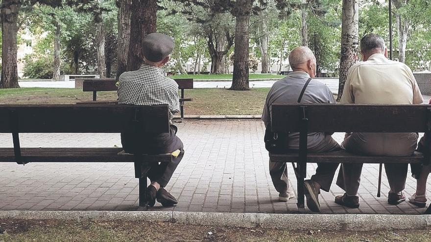 Un grupo de pensionistas descansa en los bancos de un parque. Solo en el último año, Castellón ha ganado casi un millar de nuevos jubilados y la cifra total ya roza los 87.000.