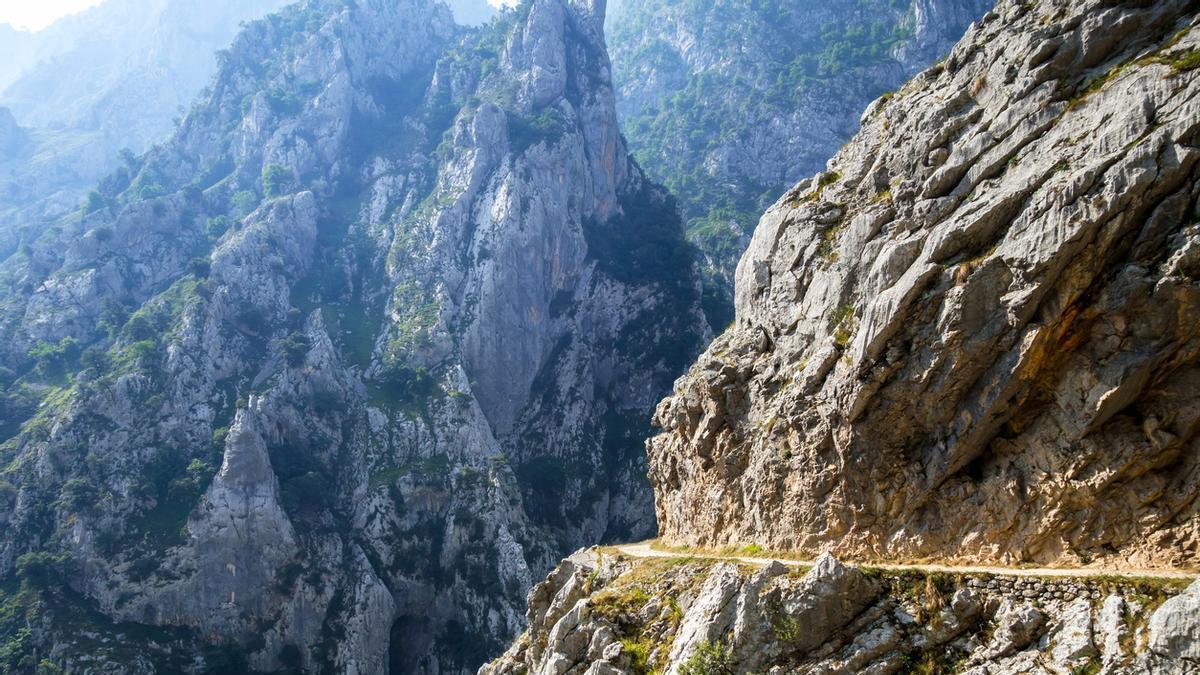 La mejor ruta de senderismo de España, según los expertos, recorre más de 70 túneles y un desfiladero de infarto