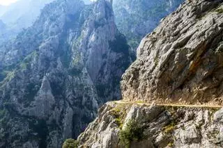 La mejor ruta de senderismo de España, según los expertos, recorre más de 70 túneles y un desfiladero de infarto
