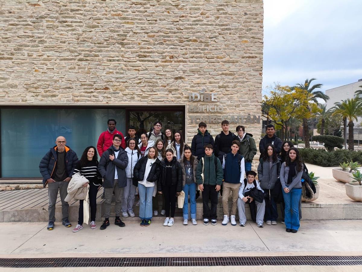Visita reciente de un instituto de Elche al IDiBE de la UMH