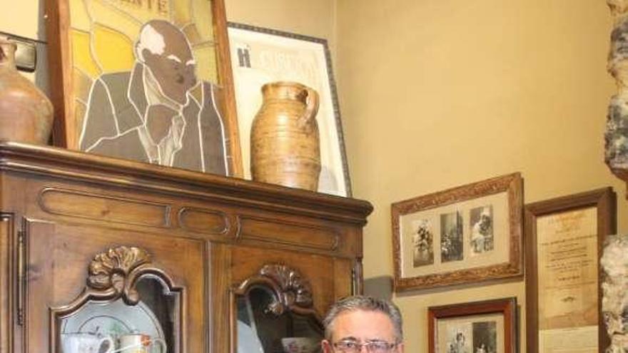 Vicente Alonso, en el Café Vicente de Villaviciosa.