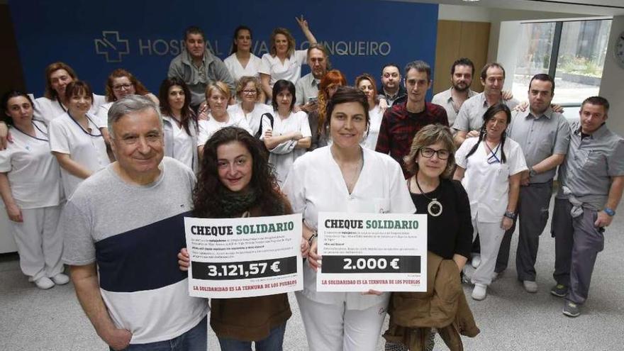 Trabajadores del Cunqueiro entregaron los dos cheques solidarios a Bouzas y Fernández. // Ricardo Grobas