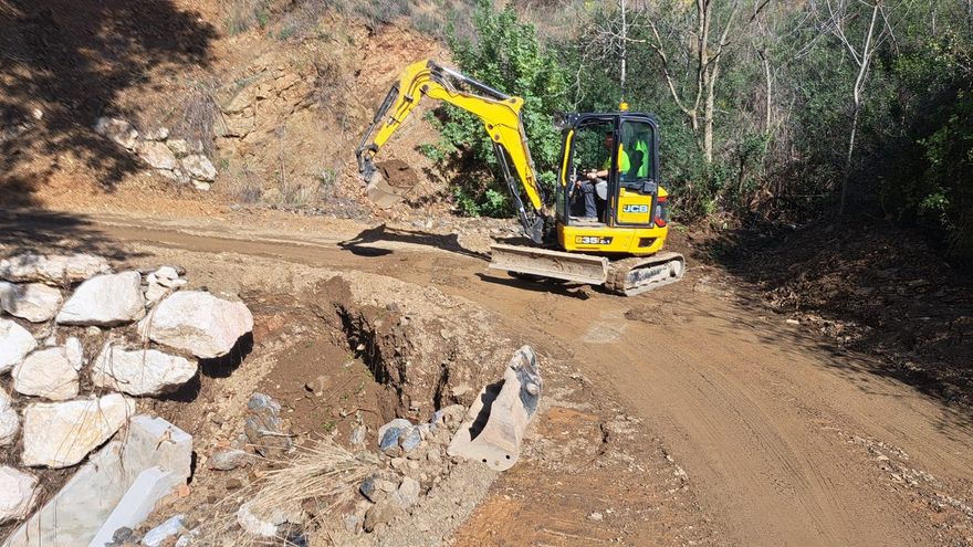 El Ayuntamiento arregla los carriles dañados por la DANA para dar acceso a los diseminados