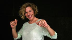 La cantant Sole Giménez interpreta la cançó ’Bajo el cielo de París’ en acústic per a EL PERIÓDICO