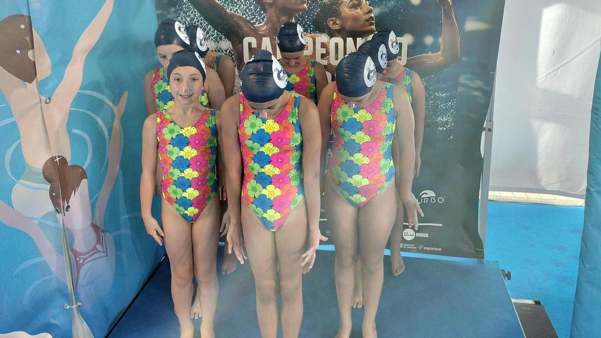 El equipo del Club Deportivo Sincro Ibiza ejecuta una coreografía.