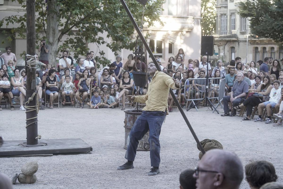 L'espectacle "Mira't" als Jardins del Casino de Manresa L'espectacle "Mira't" als Jardins del Casino de Manresa