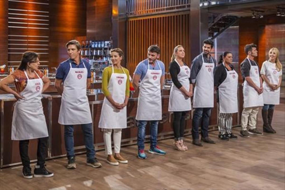 De izquierda a derecha, Loles León, Manuel Díaz 'el Cordobés', Virginia Troconis, Fernando Tejero, Niña Pastori, Miguel Ángel Silvestre, María del Monte, Fonsi Nieto y Cayetana Guillén Cuervo, en la cocina de 'Masterchef celebrity'.