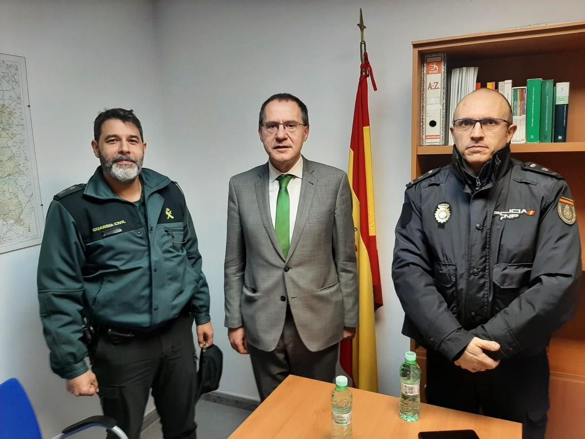 Reunión de coordinación entre la Subdelegación del Gobierno (Ángel Blanco, en el centro), Policía Nacional y Guardia Civil celebrada hoy de forma excepcional en el cuartel de la Benemérita de Toro.