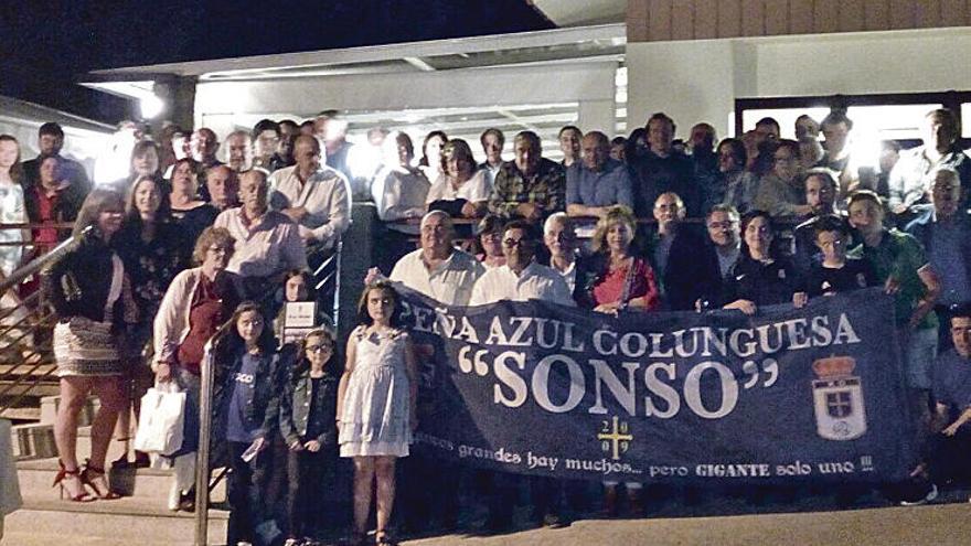 Los asistentes al aniversario de la Peña Azul Sonso.