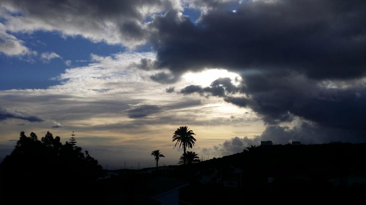 Vista desde La Montañeta. Al fondo, un claro sobre Las Palmas de Gran Canaria