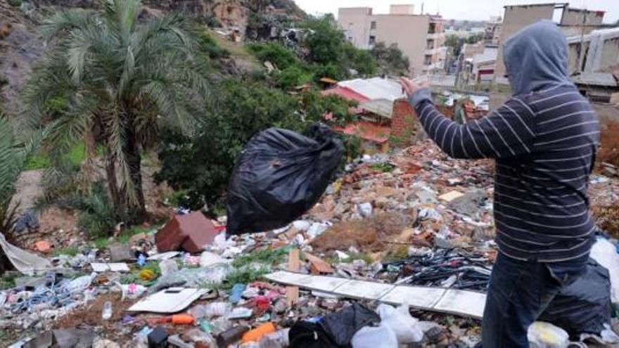 En la zona alta del barrio de Capuchinos, en la falda del Monte de San Miguel, se acumulan bolsas de basura, escombros y desechos de todo tipo.