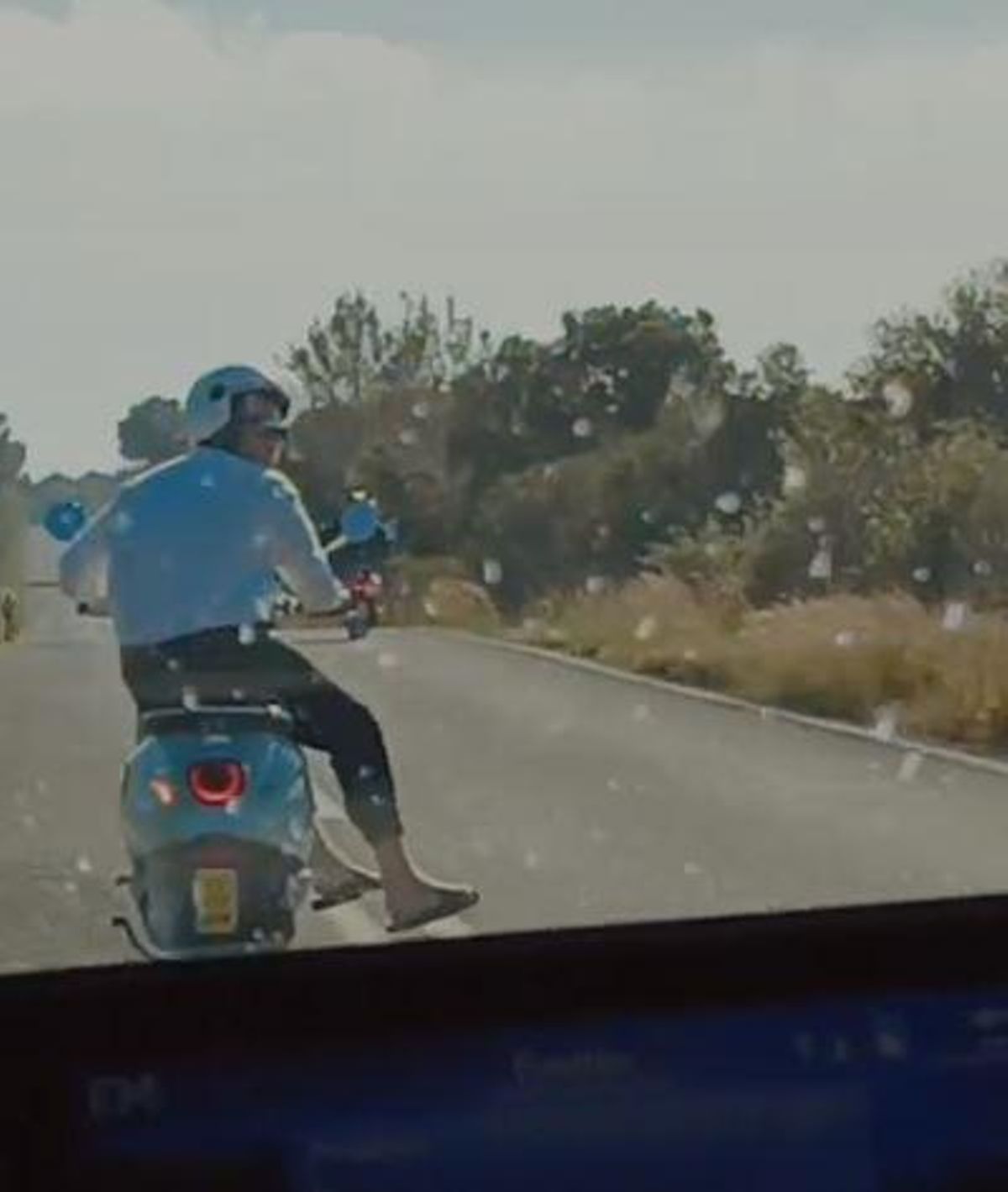 Uno de los motoristas incívicos en la carretera del Cap Blanc.