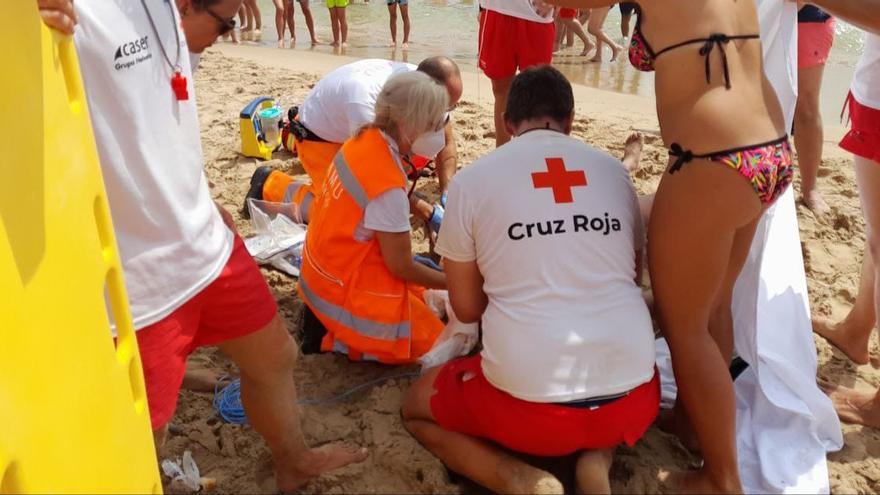 Los socorristas rescatan a un hombre semiahogado en la playa Centro de Guardamar