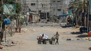 Un hombre lleva sus pertenencias en un carro para abandorar la ciudad de Nuseirat, en el centro de la Franja de Gaza