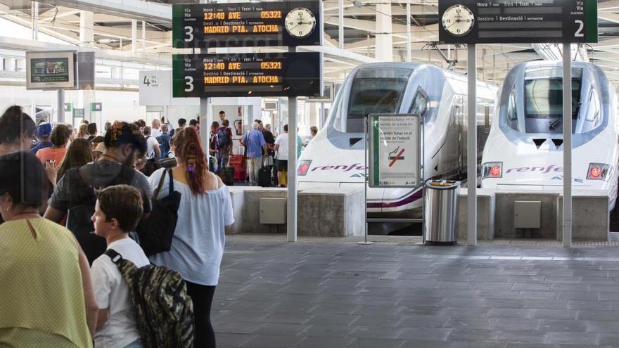 Jornada tranquila durante la huelga de Renfe en la estación Joaquín Sorolla