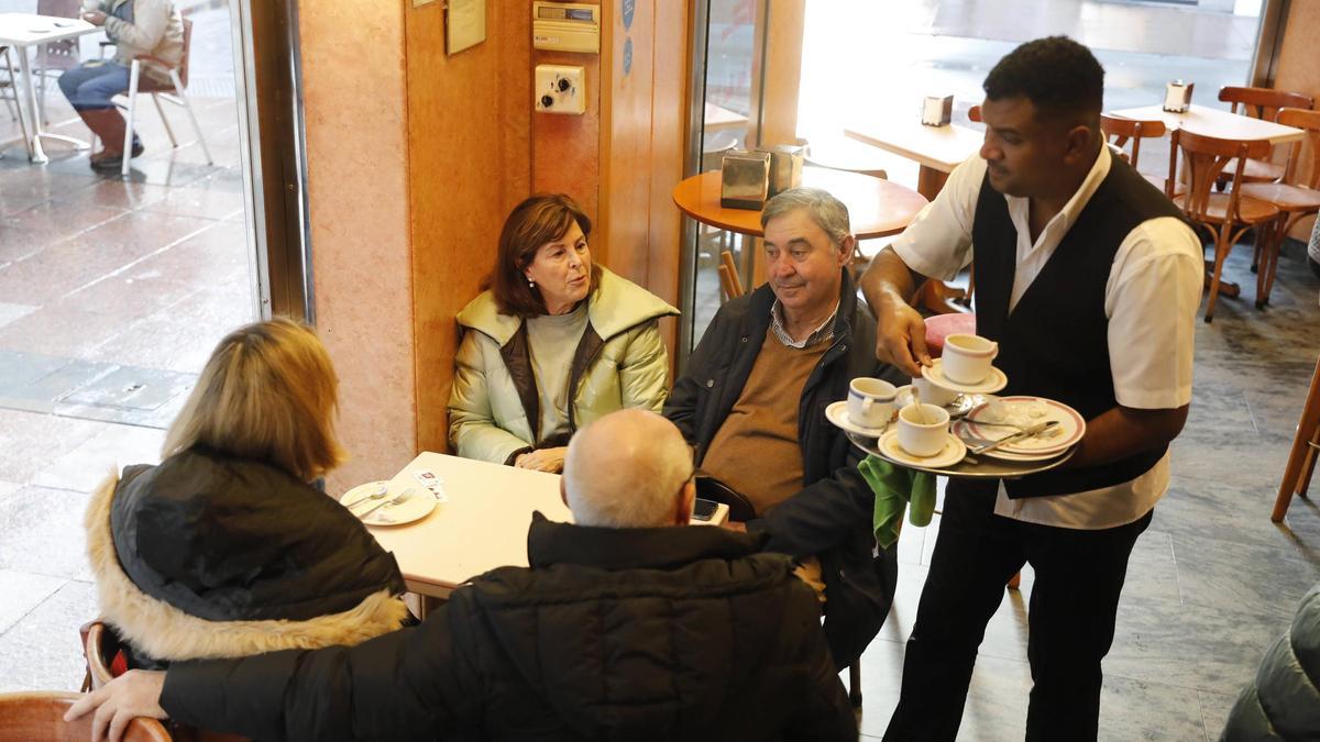A la derecha, Hugo Salazar, sirviendo café a unos turistas mallorquines en la cafetería.