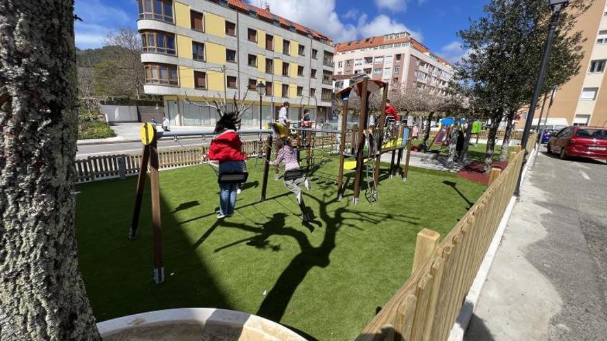 Niñas y niños disfrutando del parque de Nazaret tras la rehabilitación de las instalaciones.   | // G.N.