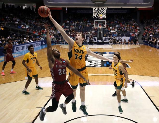 Rocky Kreuser # 34 de North Dakota State Bison bloquea a Julian Walters # 20 de North Carolina Central Eagles durante la primera mitad en el Torneo de Baloncesto NCAA 2019.