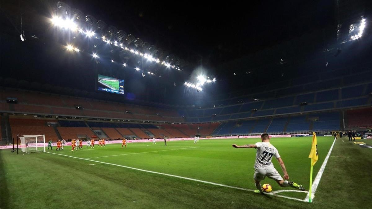 Brozovic, el jugador del Inter, se dispone a lanzar un córner en San Siro.