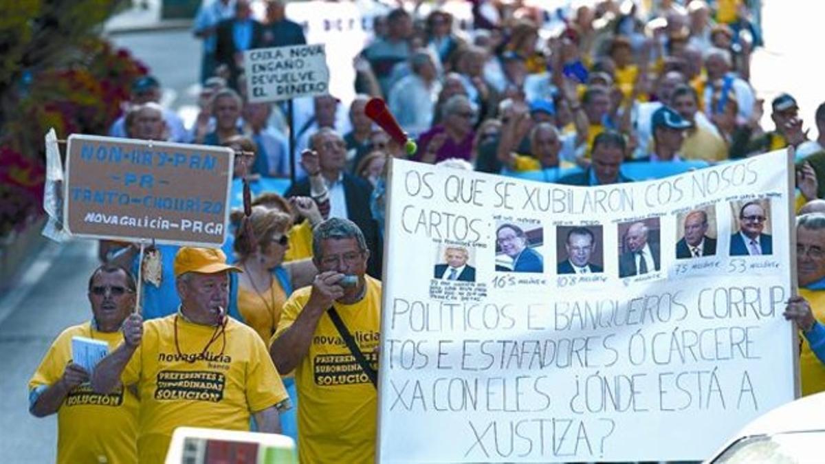 Una de las mayores manifestaciones para reclamar una solución a los afectados por las preferentes, en Vigo, el pasado 22 de junio.