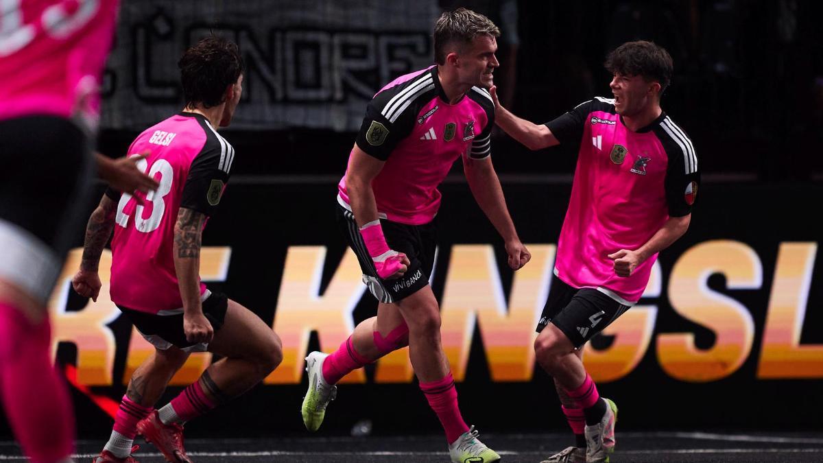 Vlad Marin, jugador de Alpak, equipo italiano de la Kings League, celebrando un gol junto a sus compañeros