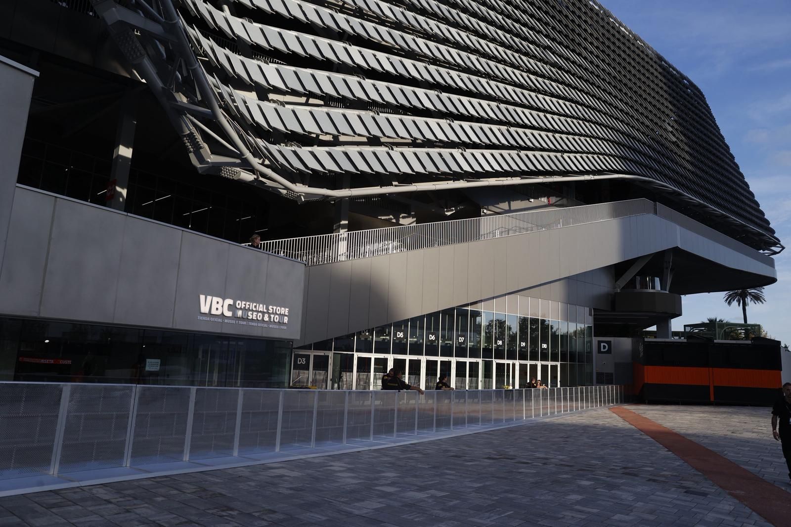 El Roig Arena se blinda para el partido entre el Valencia Basket y el Hapoel Tel Aviv