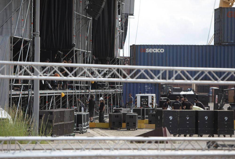 Ultimos trabajos en el recinto del festival Festardor, en el Port de Sagunt.