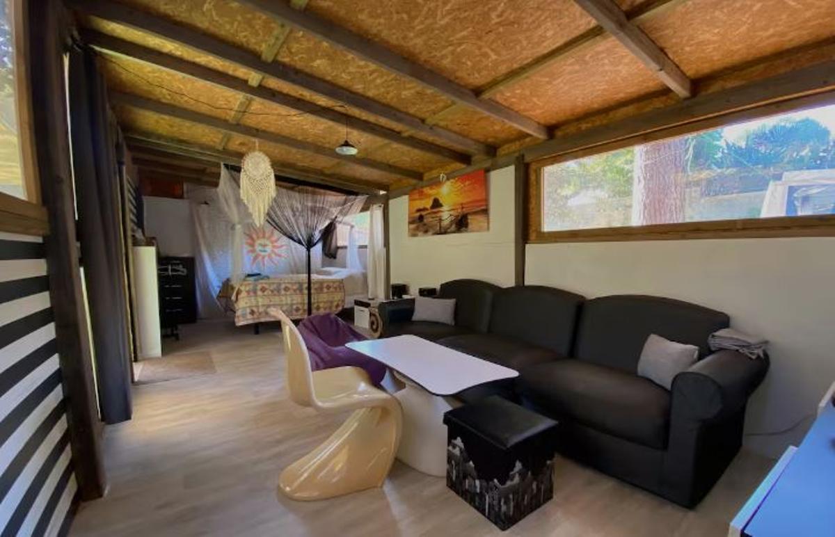 Galería: Alquilan una casa de madera en el bosque como vivienda turística en Ibiza