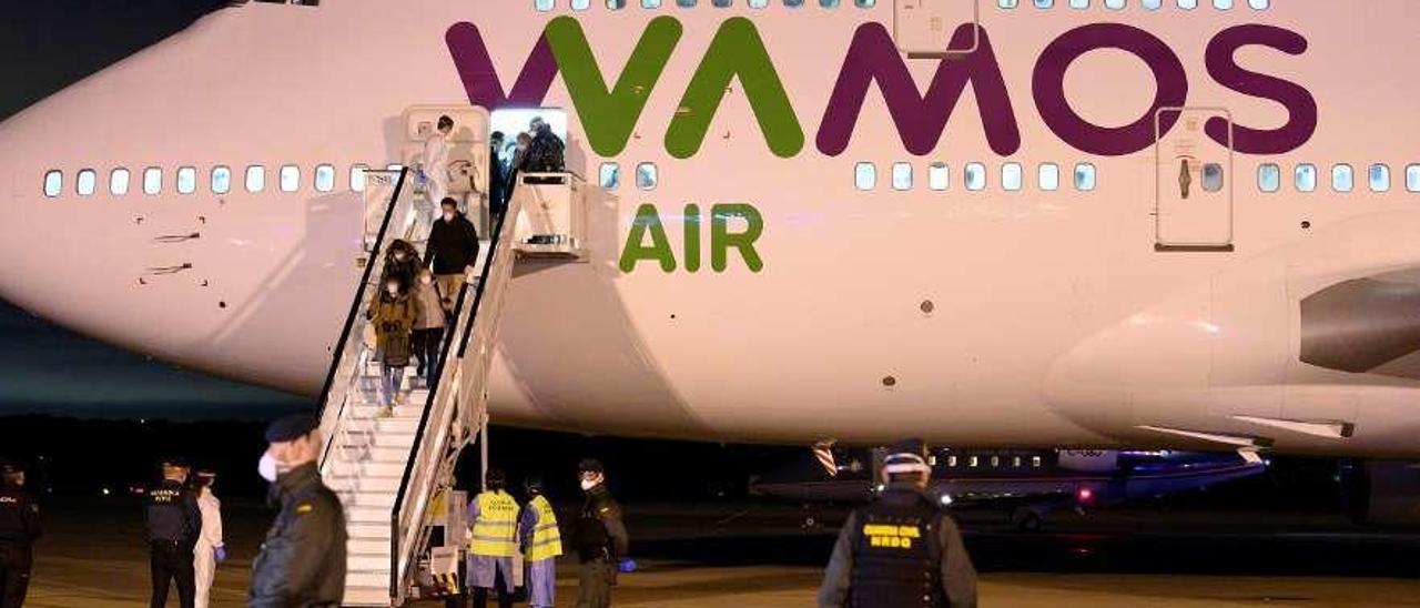 Un grupo de españoles repatriados desde Wuhan desciende del avión que los trajo ayer a España. // Efe