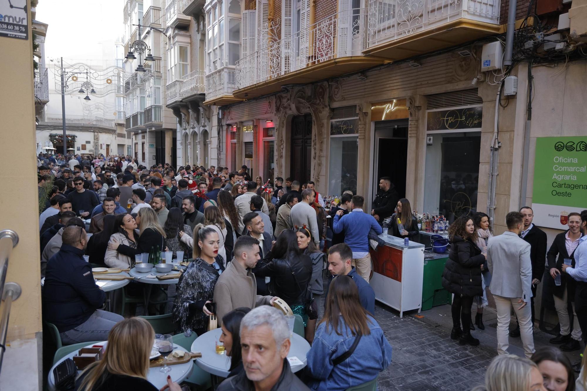 Las calles de Cartagena vibran con el 'tardeo' de Nochebuena