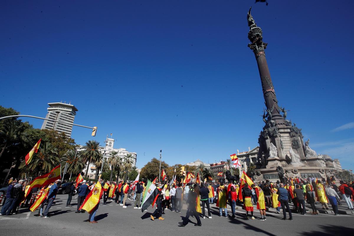 Vox realiza una ofrenda floral junto al monumento a Cristóbal Colón, en Barcelona, con motivo del Día de la Hispanidad, el 12 de octubre del 2020.