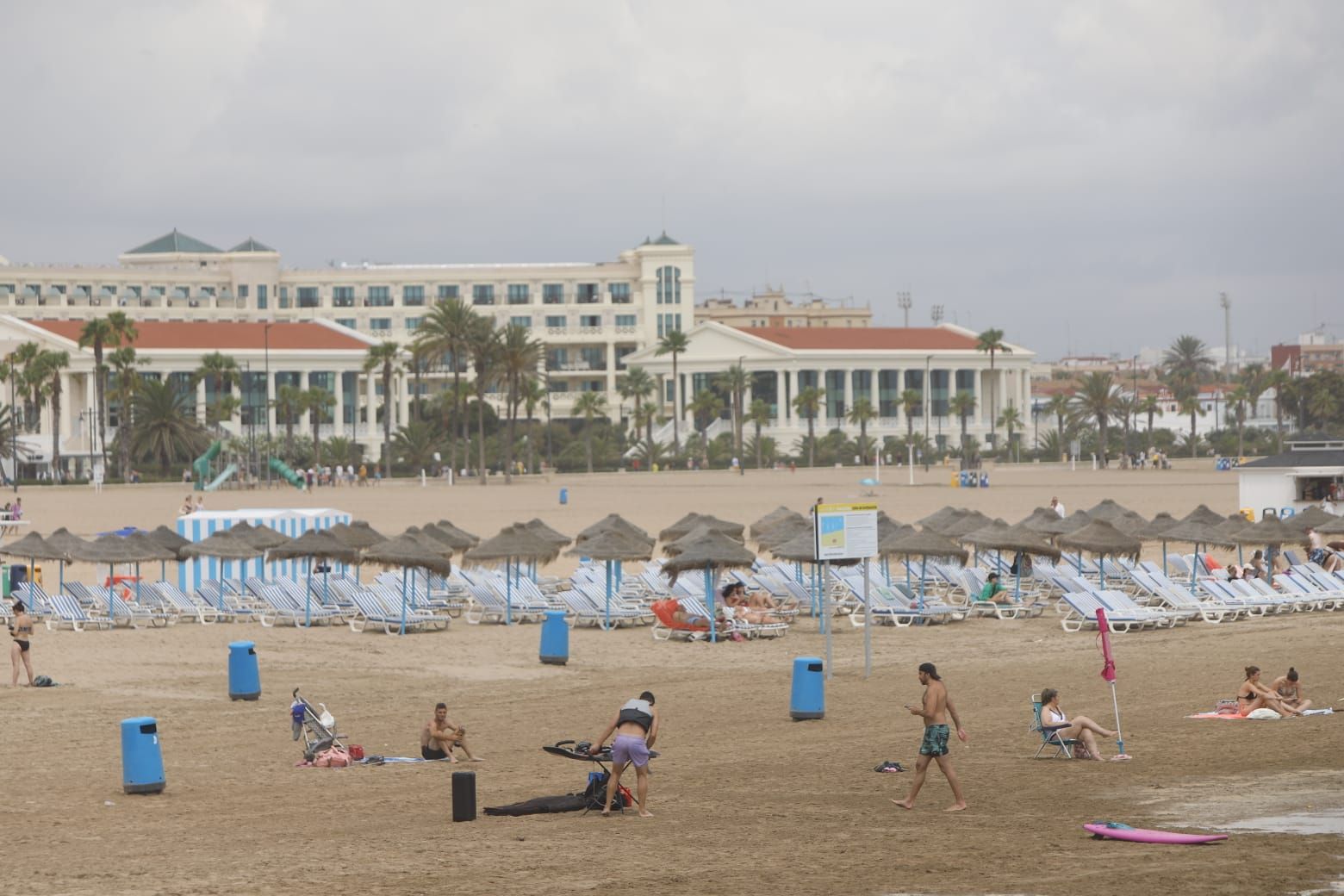 La lluvia no vacía las playas: así está hoy la playa de la Malva-rosa